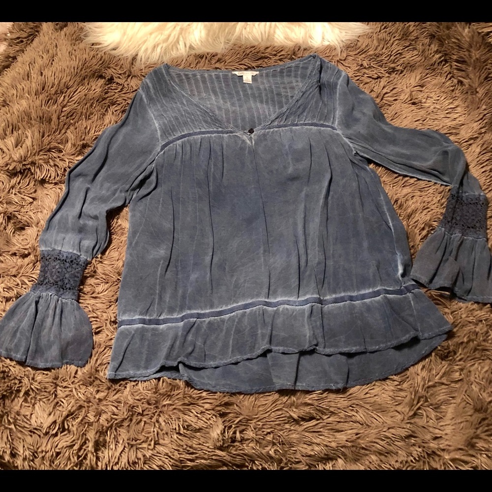 🔶*5/20* Adorable bell sleeve top NWOT